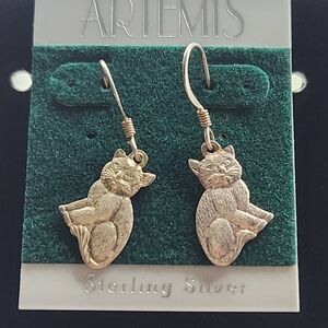 VTG Artemis Sterling Silver cat earring
